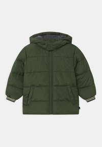 Chaqueta puffer verde con capucha, cremallera frontal y cierres a presión. Presenta puños elásticos con acentos a rayas y dos bolsillos laterales.