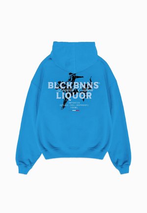 Blauwe sweatshirt met capuchon. Heeft een groot grafisch tekstontwerp op de achterkant in zwart-wit, met details van sterke drankmerken.