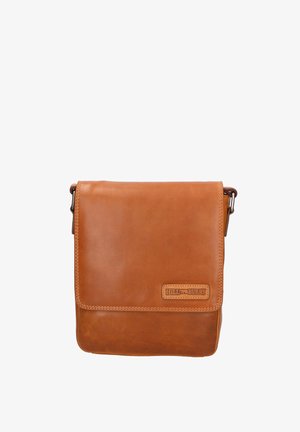 Borsa a tracolla in pelle marrone con chiusura a pattina. Presenta bordi cuciti e una patch con logo. Texture liscia, forma rettangolare.