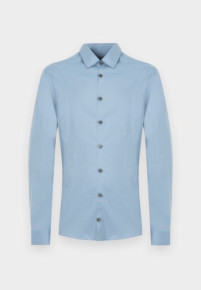 Ανοιχτό μπλε ανδρικό πουκάμισο με μακριά μανίκια, κλείσιμο με κουμπιά και μυτερό γιακά, εμφανιζόμενο σε λευκό φόντο.
