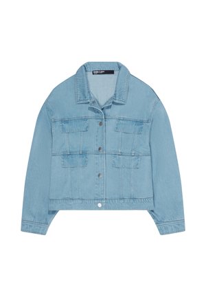 Jasnoniebieska kurtka dżinsowa z długimi rękawami, czterema przednimi kieszeniami z klapkami oraz srebrnymi zatrzaskami na całej długości z przodu.