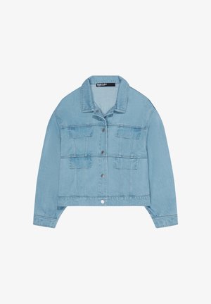 Hellblaues Jeansjacke mit langen Ärmeln, vier vorderen Klappentaschen und silbernen Druckknöpfen in der Mitte.