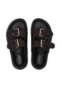 Mørkebrune sandaler med to vævede stropper, der har sølvspænder og en struktureret sort ydersål. Brandlogoet er synligt på indersålen.