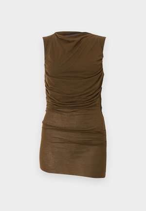 Robe mini sans manches vert olive froncée avec col montant et ourlet asymétrique sur fond clair uni.