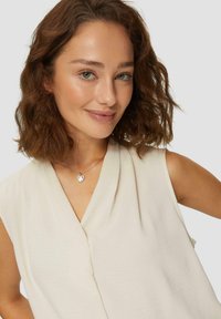 QS ÄRMELLOSE  MIT AUSSCHNITT - Blouse - beige