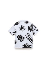 Weißes T-Shirt mit kurzen Ärmeln, das mit abstrakten Pinselstrichmustern in Schwarz und Grau gestaltet ist. Es hat einen runden Ausschnitt und eine lockere Passform.