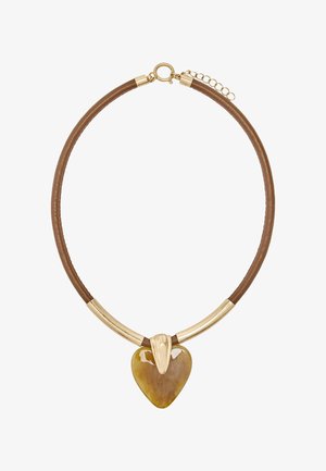 Brązowy naszyjnik z rzemyka ze złotymi elementami metalowymi i błyszczącą, brązową zawieszką w kształcie serca.