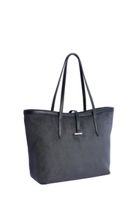 Bolso tote de ante negro con asas dobles de cuero y una pequeña correa frontal con cierre de gancho en tono plateado.