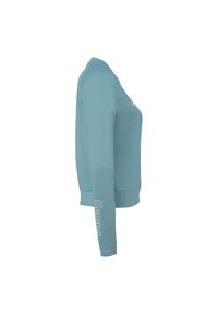 Lichtblauwe sweatshirt met lange mouwen, ronde halslijn en de merknaam "Kemba" in witte schrift gedrukt op de linkermouw.