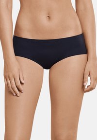 Sous-vêtements hipster noirs en tissu doux et lisse, avec une coupe taille basse et des bords sans coutures pour un confort optimal.