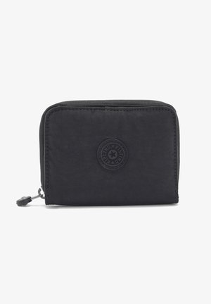 Sort lynlås tegnebog lavet af holdbart stof, med en tekstureret overflade og et cirkulært logo-aksesorie på forsiden. Retangulær form.