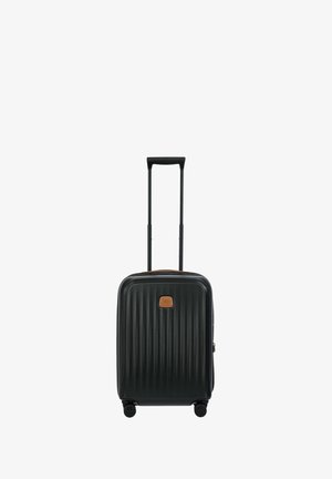 Zwarte harde koffer met verticale ribbelstructuur, uitschuifbare zwarte handgreep, bruine leren accenten aan de voorkant en vier wielen.
