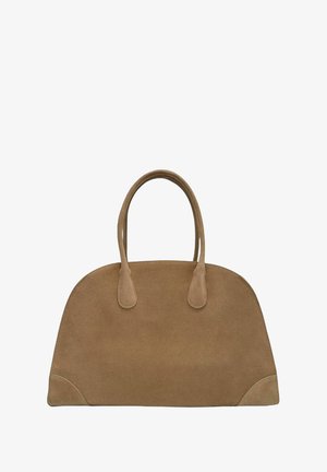 Sac à main en suède marron, de forme rectangulaire arrondie, avec deux poignées et des détails de couture minimalistes aux coins inférieurs.