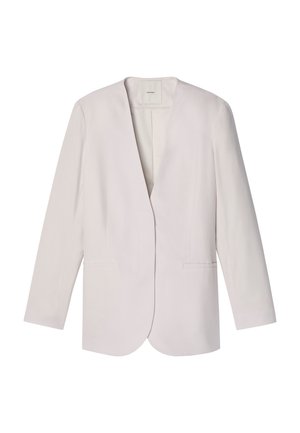 Lichtbeige damesblazer met een diepe V-hals, lange mouwen en twee voorzakken met bies, plat gelegd tegen een witte achtergrond.