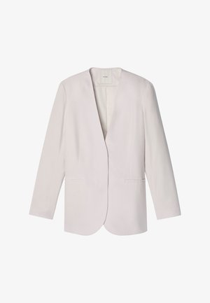 Lichtbeige damesblazer met een diepe V-hals, lange mouwen en twee voorzakken met bies, plat gelegd tegen een witte achtergrond.