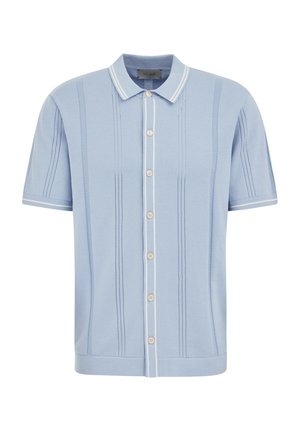 Lyseblå kortærmet strikket polo med lodrette åbne stikstriber, hvid knapstolpe samt hvidstribet krave og ærmekanter.