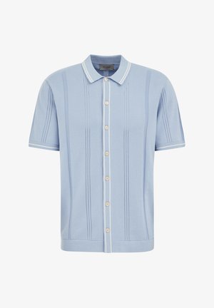 Šviesiai mėlynas trumpomis rankovėmis megztas polo marškinėlis su vertikaliomis atviromis siūlių juostelėmis, baltu sagų įleidimu ir baltomis dryžuotomis apykaklėmis bei rankogaliais.