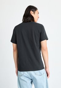 Jordan AIR STRETCH CREW - Trükipildiga T-särk - black/white/gym red