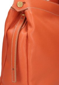 Borsa a tracolla in pelle arancione con finitura testurizzata, dotata di una cerniera con hardware dorato e cuciture bianche a contrasto lungo le cuciture.