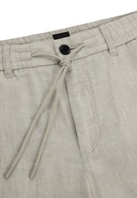 Shorts in lino color beige chiaro con vita regolabile tramite cordoncino, chiusura con bottone nero e dettagli di cuciture visibili. Tessuto morbido e traspirante.