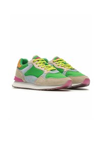 Sneaker multicolori con tomaie in suede verde e blu, sovrapposizioni beige, dettagli rosa e lacci gialli vivaci su una soletta bianca.