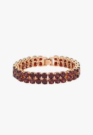 Gouden armband met meerdere ronde donkerrode edelstenen, geplaatst in een schakelontwerp met een veilige sluiting. Gladde текстuur en reflecterende afwerking.