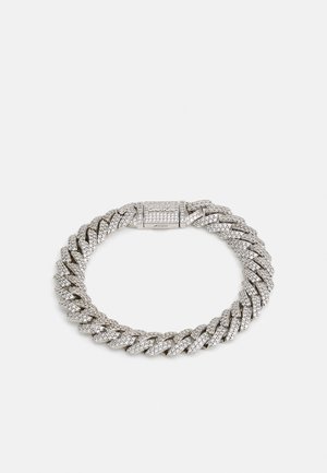 Pulseira de corrente em tom prateado com elos entrelaçados, adornada com brilhantes strass, apresentando um fecho retangular para um encerramento seguro.