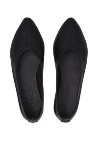 Černé kožené ploché boty s špičatou špičkou, otevřenými boky a texturovanou vnitřní podšívkou. Obsahují značku na stélce.