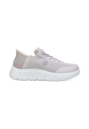 Zapatilla deportiva de malla de color gris claro con cordones en la parte delantera, cuello acolchado, talón texturizado y suela gruesa de goma blanca, vista lateral que muestra el logo con la letra "B".
