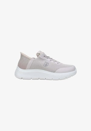 Zapatilla deportiva de malla de color gris claro con cordones en la parte delantera, cuello acolchado, talón texturizado y suela gruesa de goma blanca, vista lateral que muestra el logo con la letra "B".