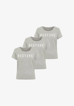 Trois t-shirts gris en coton à manches courtes et col rond, avec l'inscription "MUSTANG" en texte blanc sur le devant.