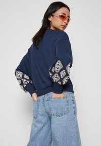 ONLY Petite ONLBROOKE O NECK FLOWER - Mikina - naval academy