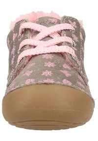 Kengät vaaleanruskeasta kankaasta, jossa on vaaleanpunaisia kukkakuoseja, vaaleanpunaiset nauhat ja kumipohja. Samaan aikaan ne on varustettu pörröisellä vaaleanpunaisella vuorilla kauluksessa.