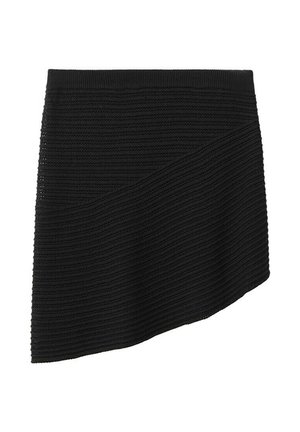 Mini jupe asymétrique noire en maille avec texture côtelée diagonale et taille ajustée sur fond blanc.