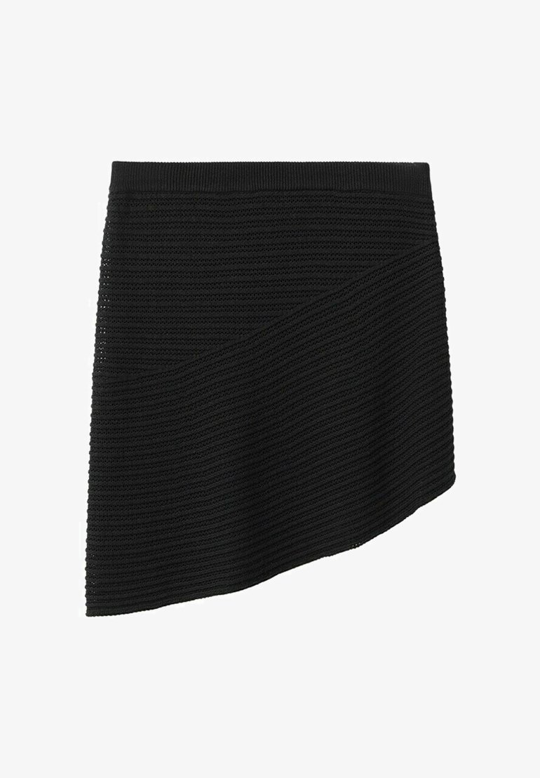 Mini jupe asymétrique noire en maille avec texture côtelée diagonale et taille ajustée sur fond blanc.