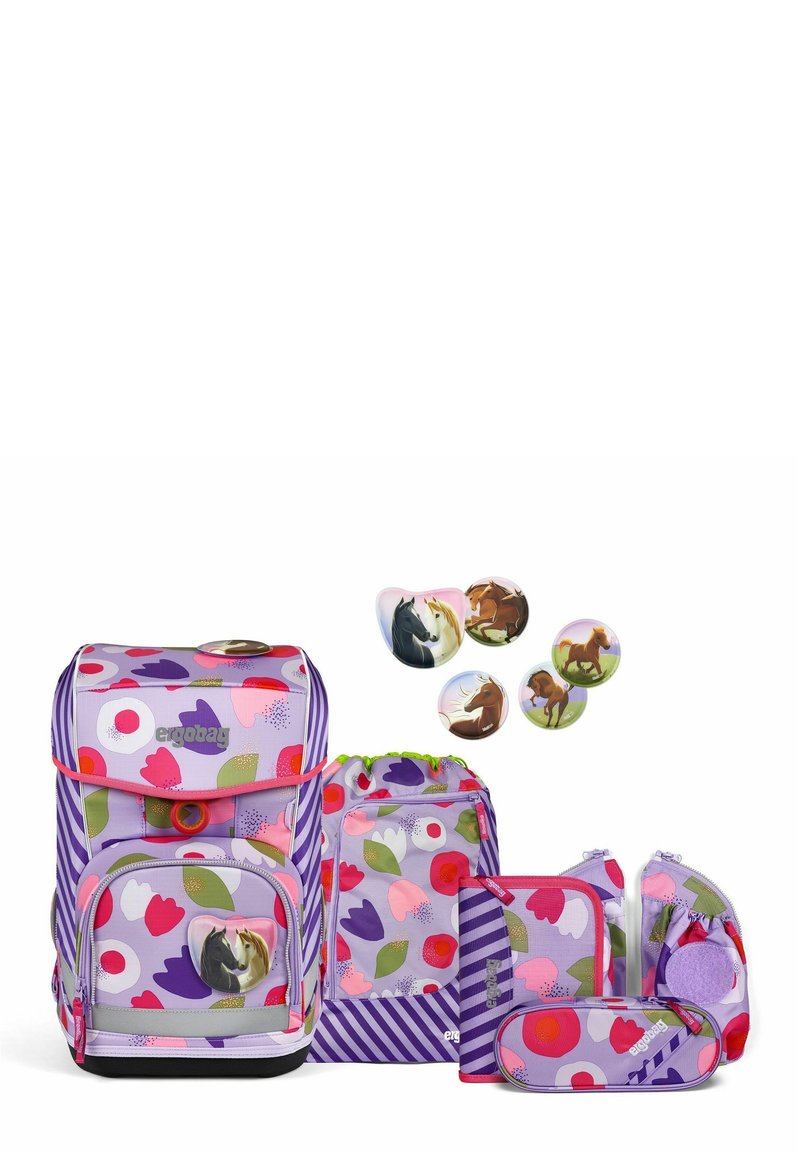 Das lila Blumen-Rucksack-Set umfasst einen Hauptrucksack, einen Beutel mit Kordelzug, eine Federmappe und Zubehör. Es verfügt über pferdebezogene Abzeichen und strukturierte Materialien.