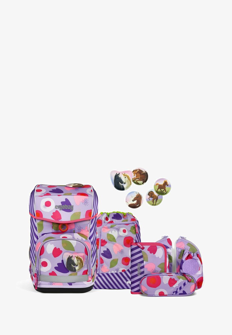 Das lila Blumen-Rucksack-Set umfasst einen Hauptrucksack, einen Beutel mit Kordelzug, eine Federmappe und Zubehör. Es verfügt über pferdebezogene Abzeichen und strukturierte Materialien.