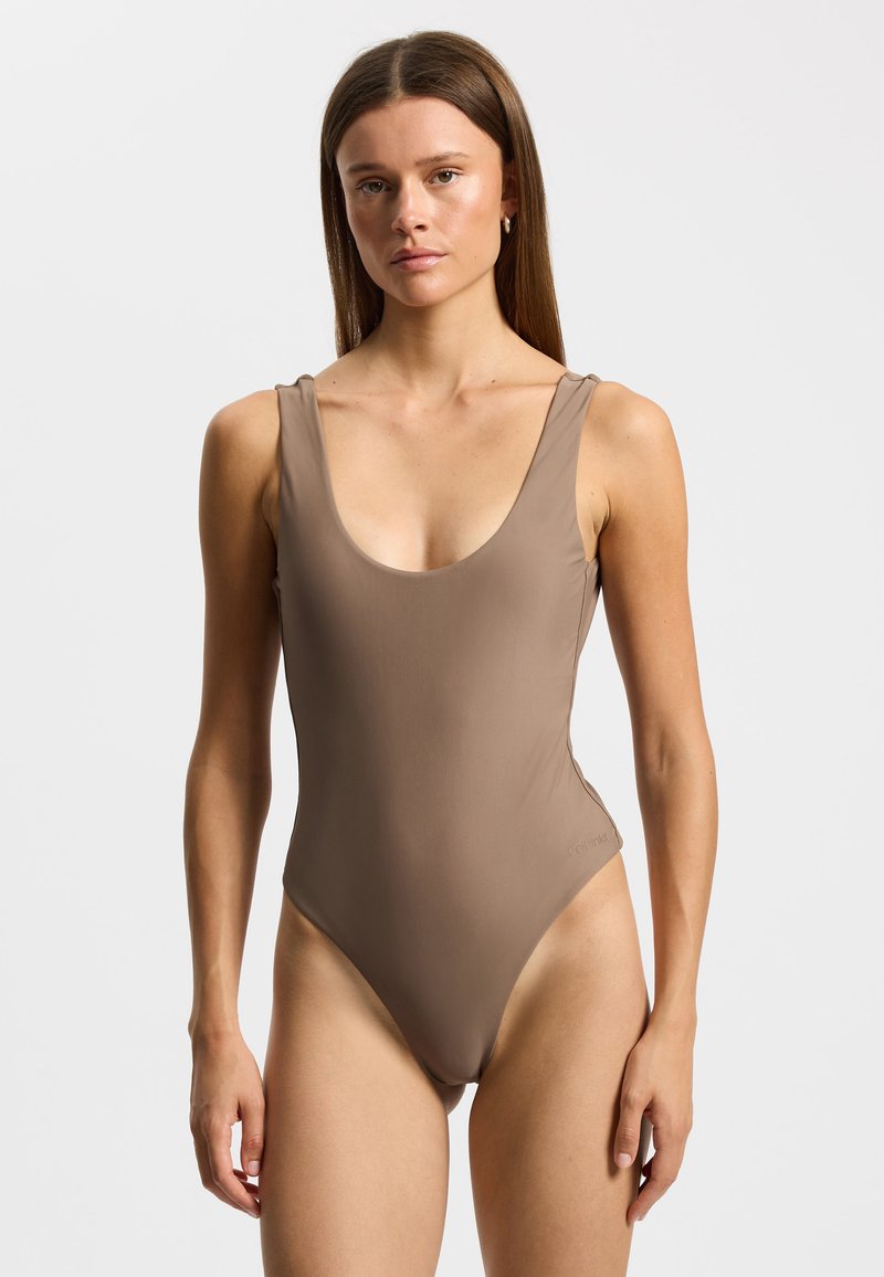 Maillot de bain une pièce marron avec un décolleté plongeant profond, des bretelles larges et une texture lisse. Présente des jambes échancrées hautes et un design minimaliste.