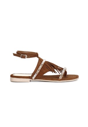 Sandalo in suede marrone con dettaglio a frange, decorazioni di perline, cinturino alla caviglia, suola piatta e design con punta chiusa. Presenta una finitura testurizzata.