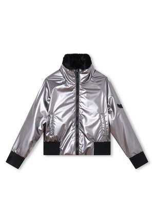 Giacca isolante argento con colletto in pelliccia sintetica, chiusura con cerniera frontale, polsini neri a coste e tasche laterali; tessuto liscio e lucido con dettagli a sbuffo.