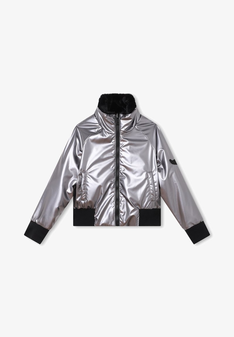 Sølv isolert jakke med faux pels krage, glidelås foran, ribbet sorte mansjetter og sidelommer; glatt, skinnende stoff med rynkedetaljer.