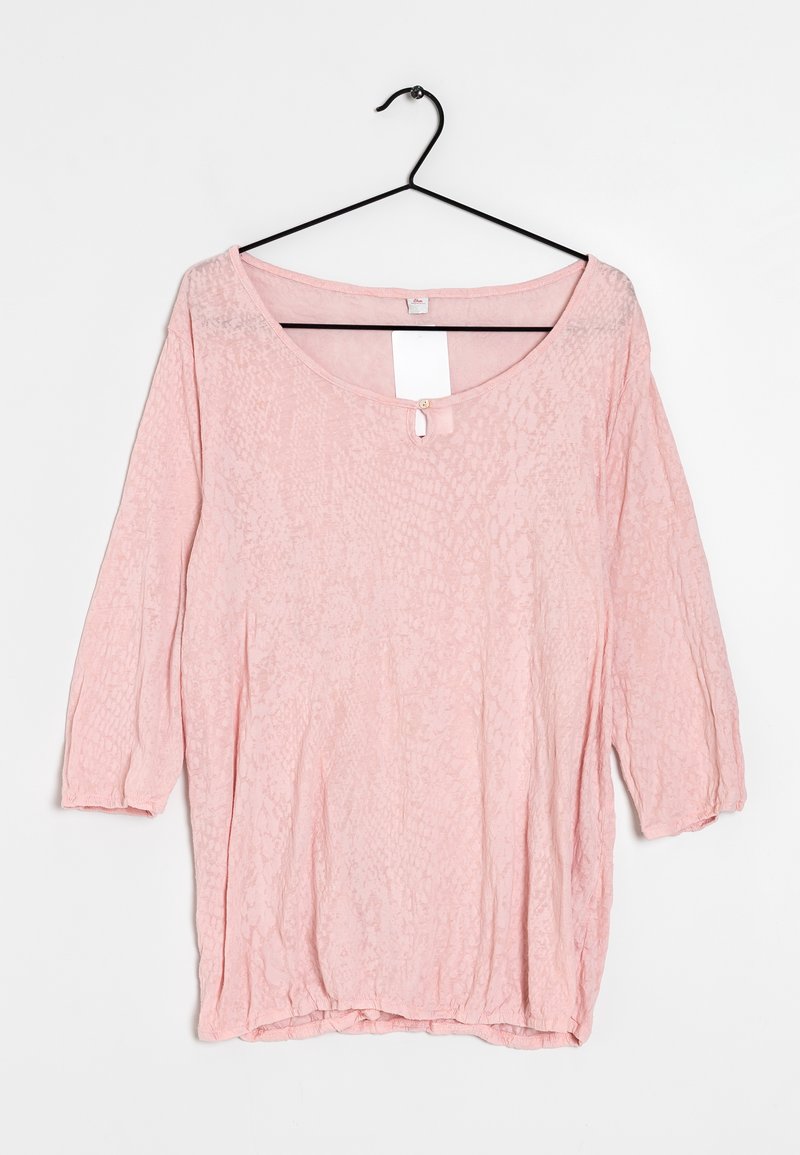 Haut rose clair à manches longues avec un décolleté arrondi. Présente un motif texturé subtil et un petit bouton décoratif au niveau du décolleté.