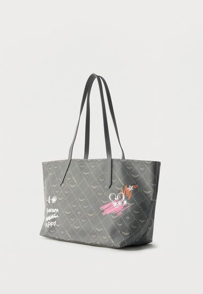 Γκρι τσάντα tote με μακριές λαβές, με διακριτικό επαναλαμβανόμενο μοτίβο και πολύχρωμα σκίτσα που περιλαμβάνουν το κείμενο «Forever Young Happy».