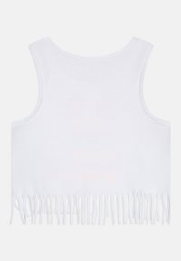 Vit ärmlös crop top i bomull, med en franskant nederst. Slät textur och rund halsringning.