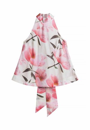 Hihaton valkoinen halterneck-toppi, jossa vaaleanpunainen kukkakuvio ja pitkä kangasnauha roikkumassa takakauluksesta valkoista taustaa vasten.