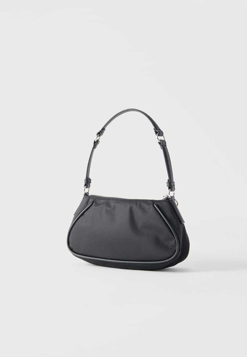 Schwarze Schultertasche mit verstellbarem Riemen, Reißverschluss und schlankem, glattem Stoffkörper vor weißem Hintergrund dargestellt.