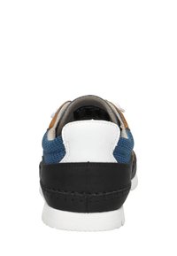Sneaker met een zwarte rubberen zool, witte hiel, blauwe mesh bovenkant en bruine leren accenten. Heeft gestikte details en vetersluiting.