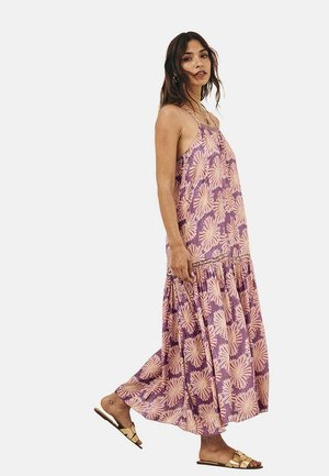 Vestido maxi morado con grandes patrones de flores rosas, tirantes finos y una falda en capas. Tejido ligero con una silueta fluida.