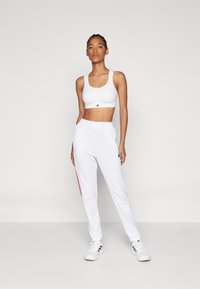 adidas Sportswear TIRO CUT 3 STRIPES TRACKPANTS - Treniņtērpa apakšdaļas - white/team navy blue/better scarlet