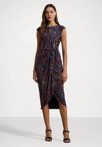 Rochie cu un model paisley în nuanțe de albastru și roșu, cu talie ajustată, manșete tip cap și o fanta pe lateral. Fabricată dintr-un material neted, cu un design până la genunchi.